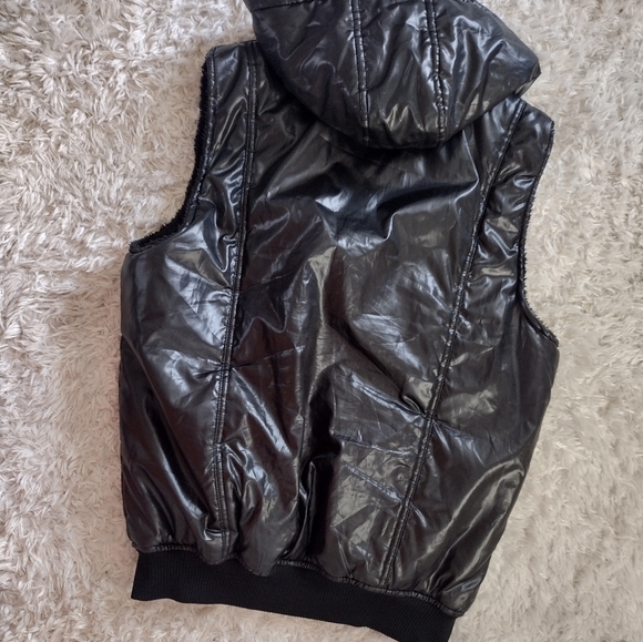 Women's Black Water Resistant Faux Fur Lined Quilted Hooded Puffer Vest - Picture 8 of 8